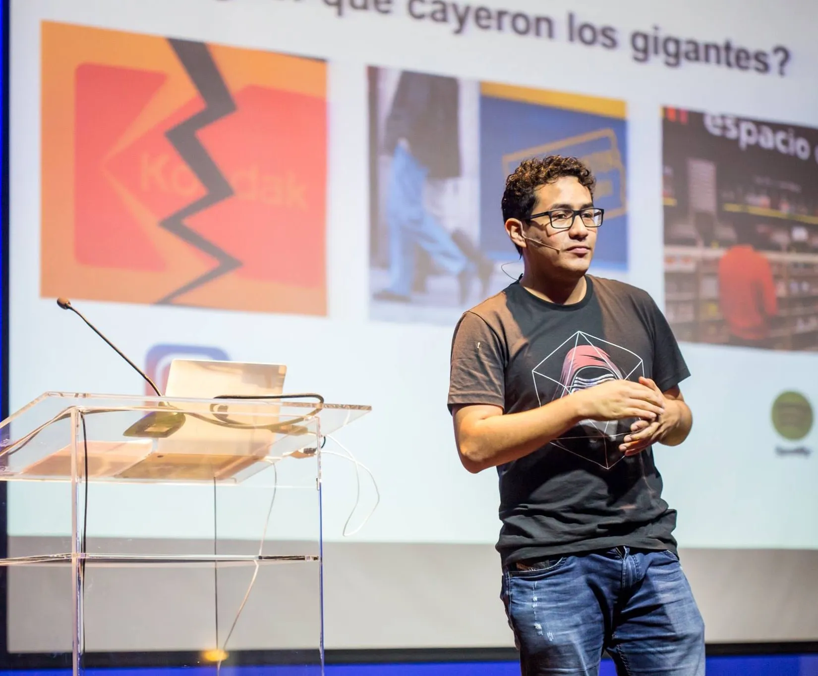 Josué Moya de la Cruz en la conferencia ¿Por qué cayeron los gigantes?