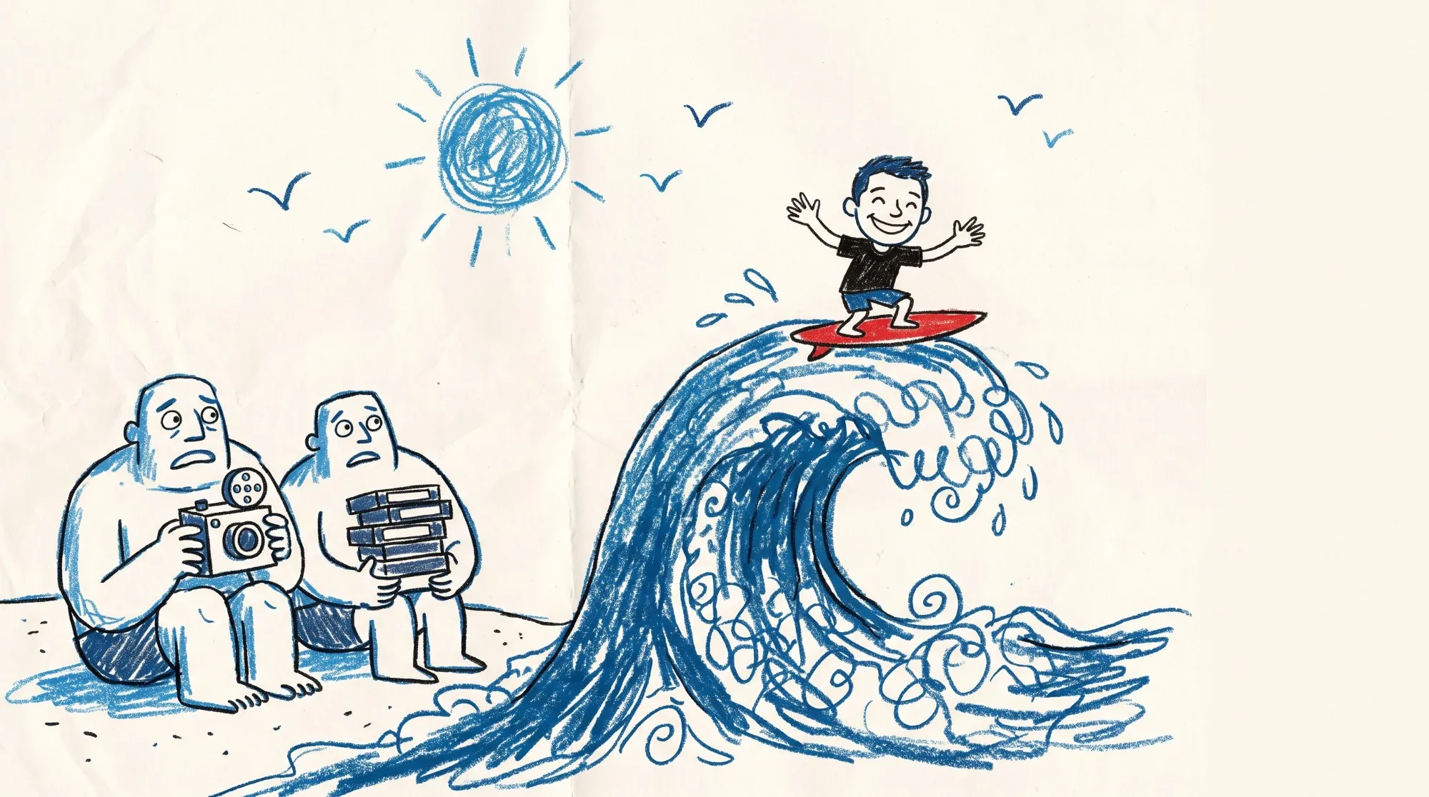 Dibujo infantil con crayones: un joven sonriente con camiseta negra surfea feliz, con los brazos abiertos, sobre una tabla roja en lo alto de una gran ola azul. En la arena, a la izquierda, dos gigantes sentados lo miran preocupados: uno sostiene una cámara antigua de rollo y el otro una pila de casetes de video. Arriba, un sol azul y gaviotas.