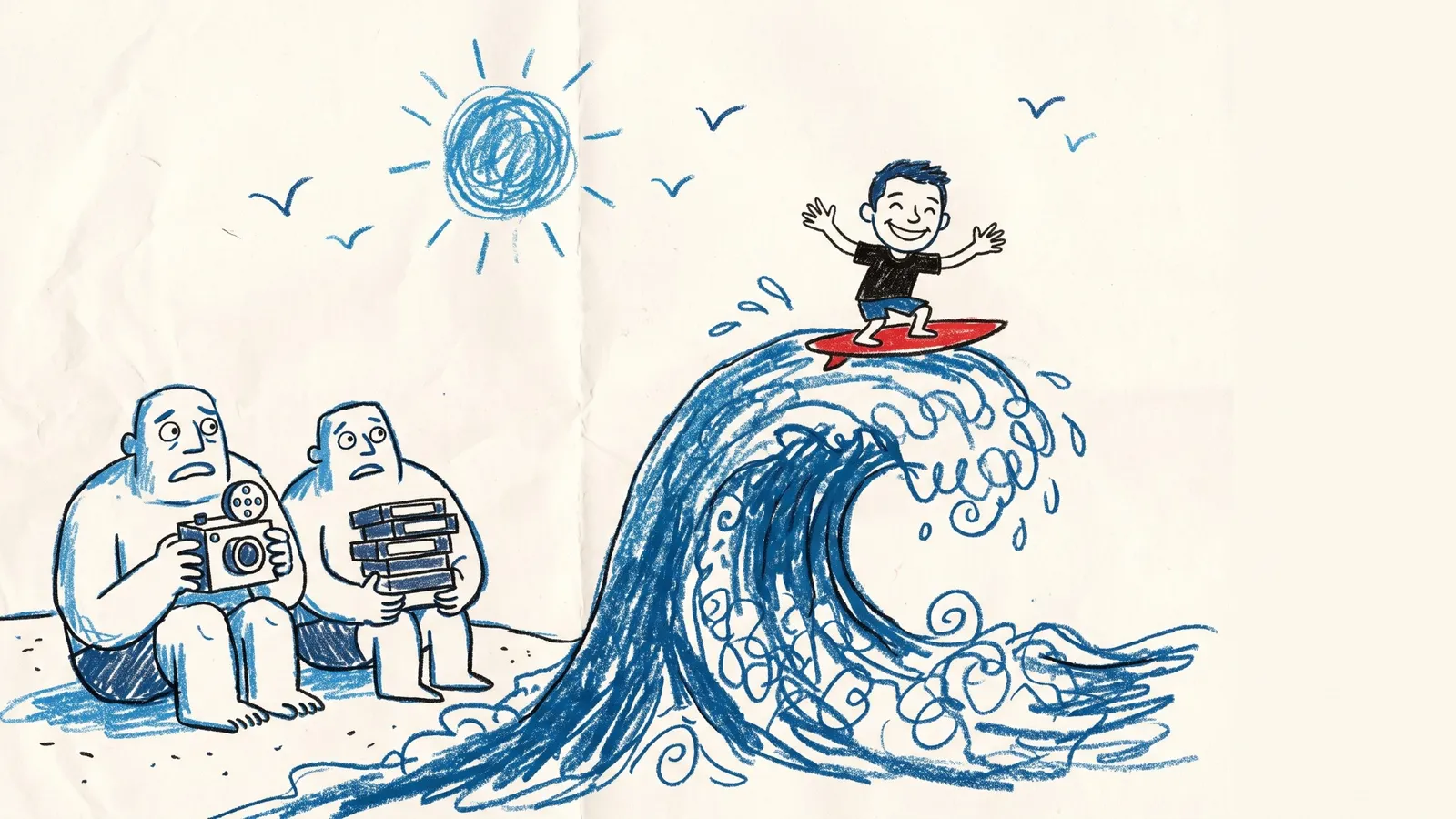 Dibujo infantil con crayones: un joven sonriente con camiseta negra surfea feliz, con los brazos abiertos, sobre una tabla roja en lo alto de una gran ola azul. En la arena, a la izquierda, dos gigantes sentados lo miran preocupados: uno sostiene una cámara antigua de rollo y el otro una pila de casetes de video. Arriba, un sol azul y gaviotas.
