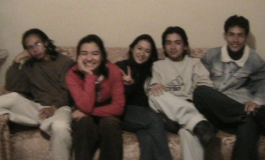Josué Moya de la Cruz de joven con sus hermanos de la familia nikkei que lo adoptó