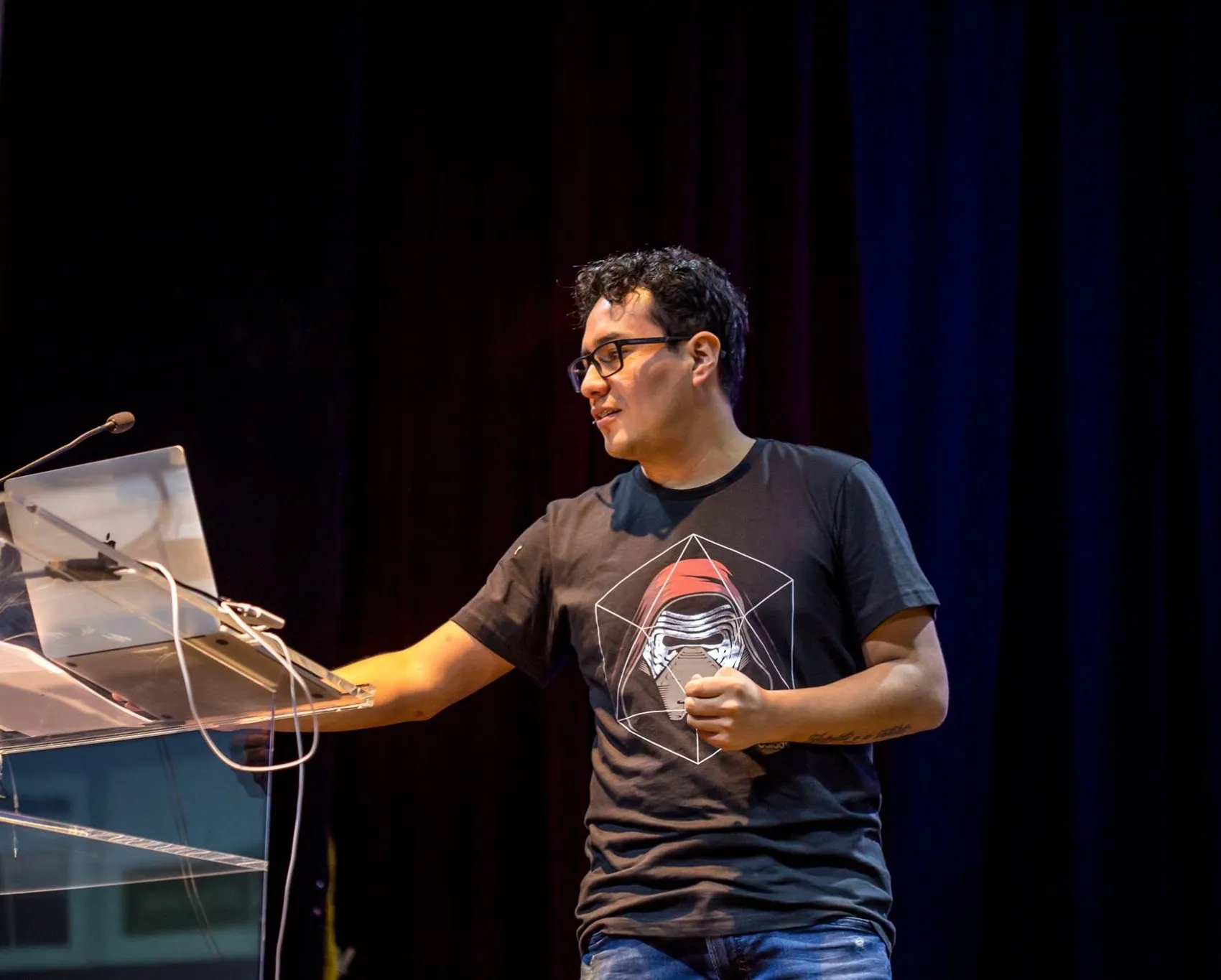 Josué Moya de la Cruz explicando en el escenario durante una conferencia