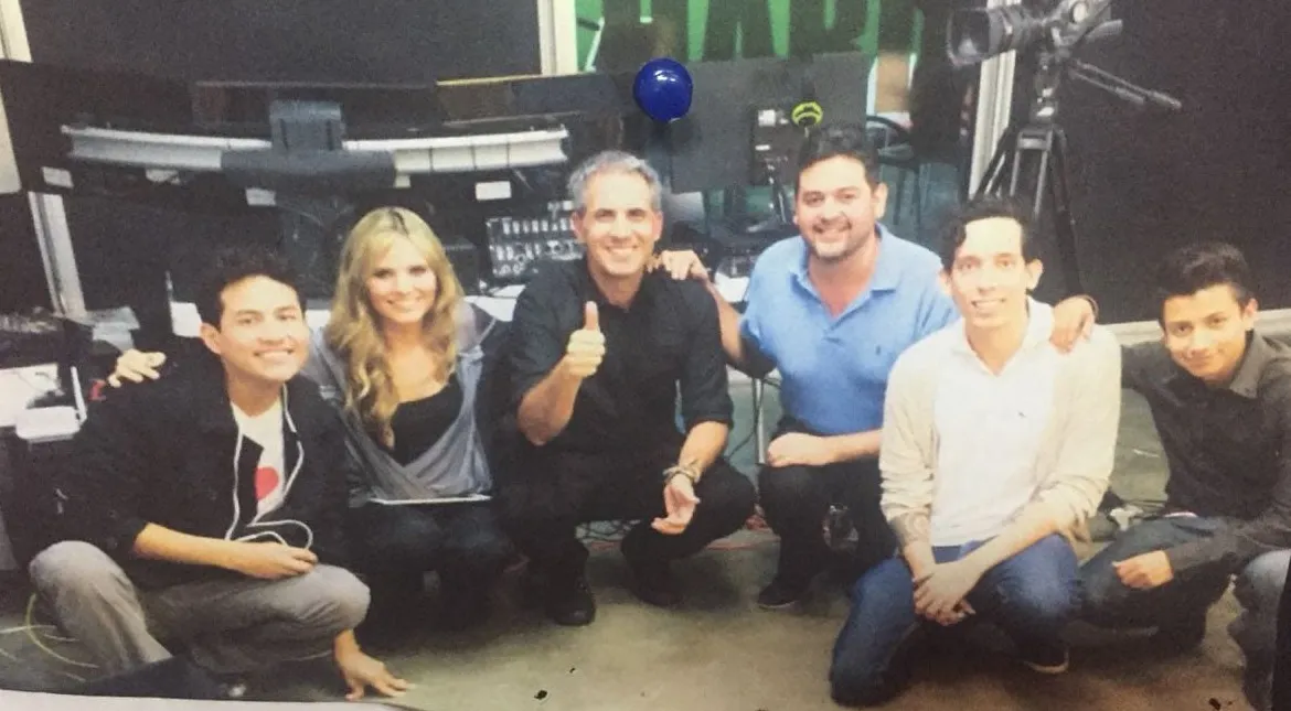 Josué Moya de la Cruz junto a Jürgen Klaric y el equipo en el set de su primer streaming, hacia 2014