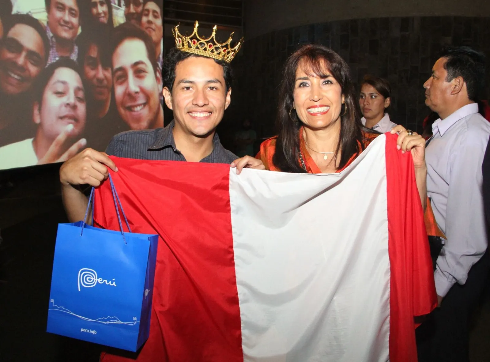 Josué Moya de la Cruz con corona y la bandera del Perú tras ganar Startup Wars 2014